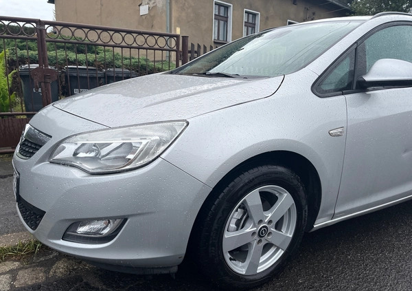 podkarpackie Opel Astra cena 21990 przebieg: 235000, rok produkcji 2011 z Gliwice